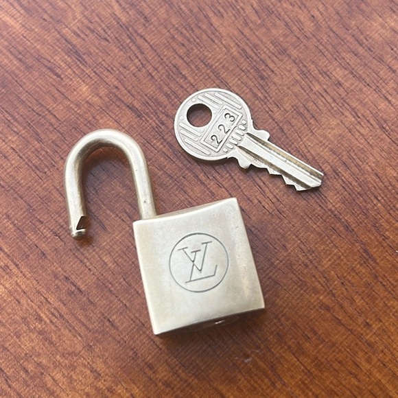 Louis Vuitton lock and key #223 - Picture 5 of 6